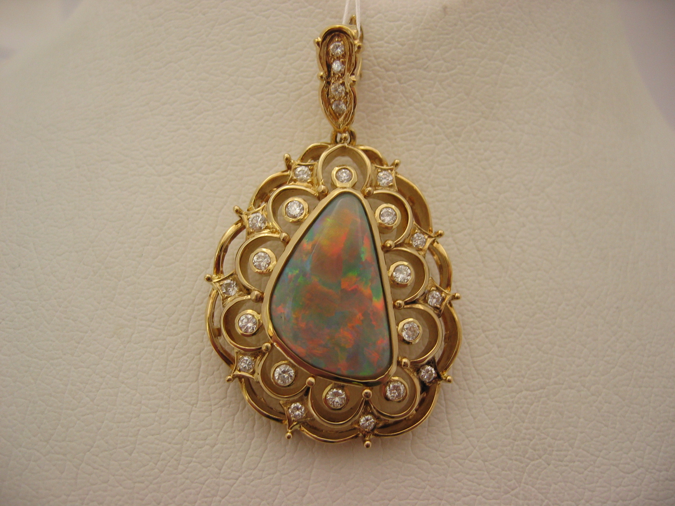 pendant necklace black opal K18